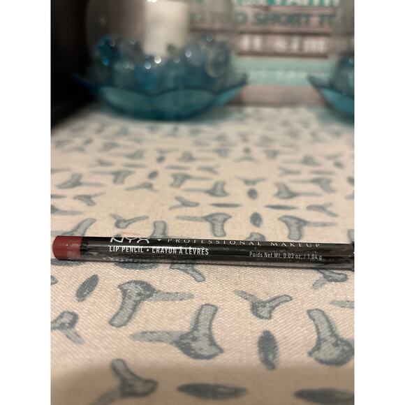 NYX Lip Pencil in Shade 828 Ever - Picture 2 of 5
